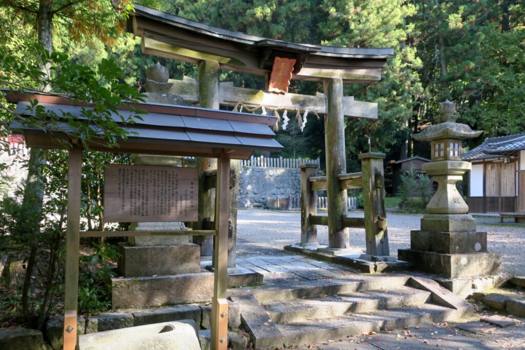春日門跡にあたる春日神社の鳥居と水鉢