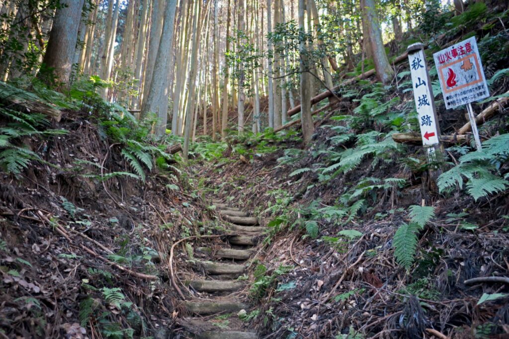 春日門跡から本丸へ向かう登城道
