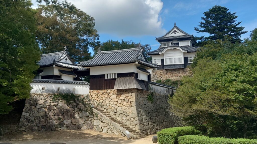 備中松山城の天守と二重櫓を横から