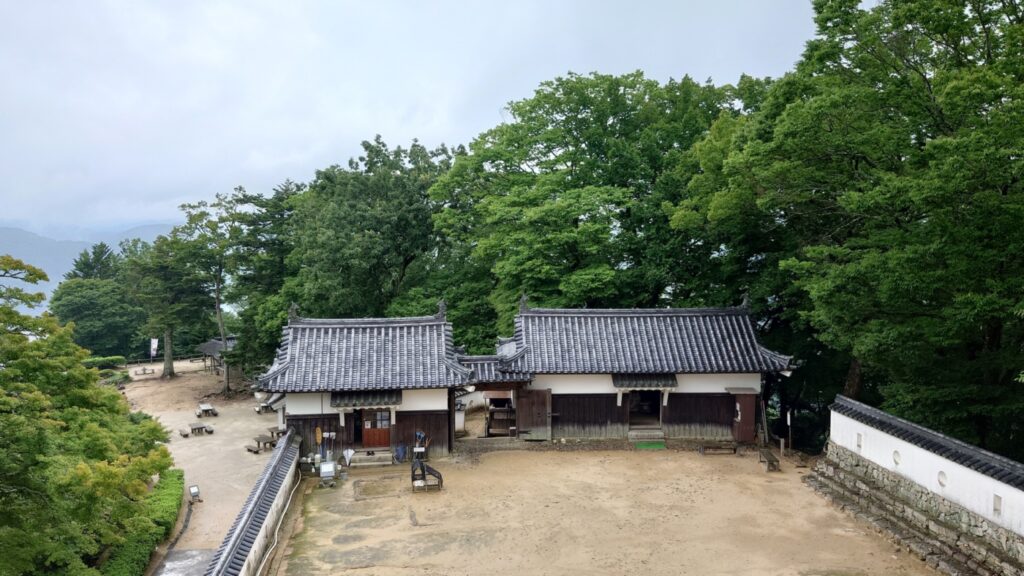 天守から見下ろした本丸の建物