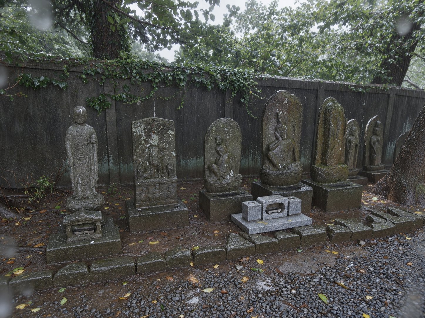網戸城跡に並ぶ石仏と板碑
