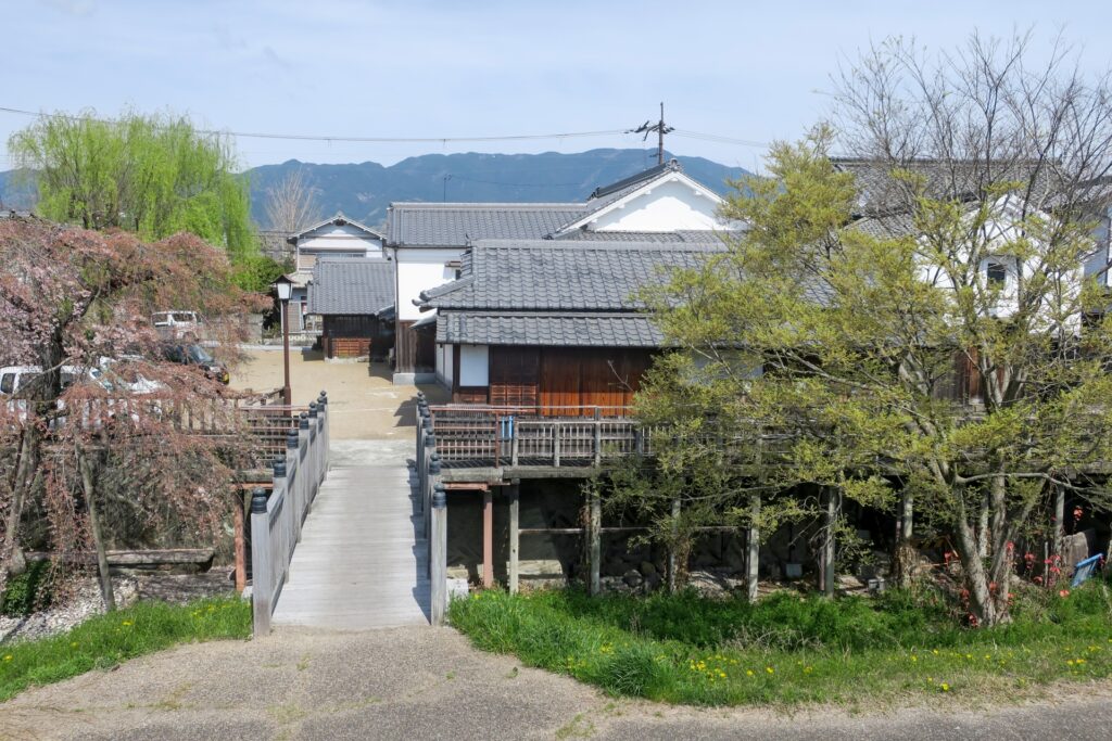 五條新町の町並みと吉野川沿いの遊歩道