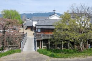 五條新町の町並みと吉野川沿いの遊歩道