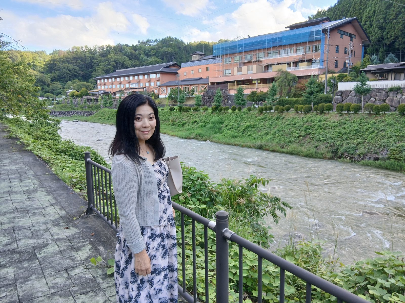 阿知川沿いの道
