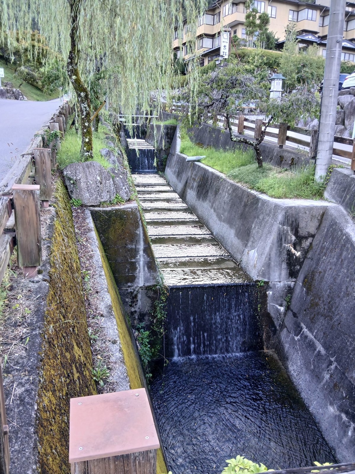 段になって流れる水路