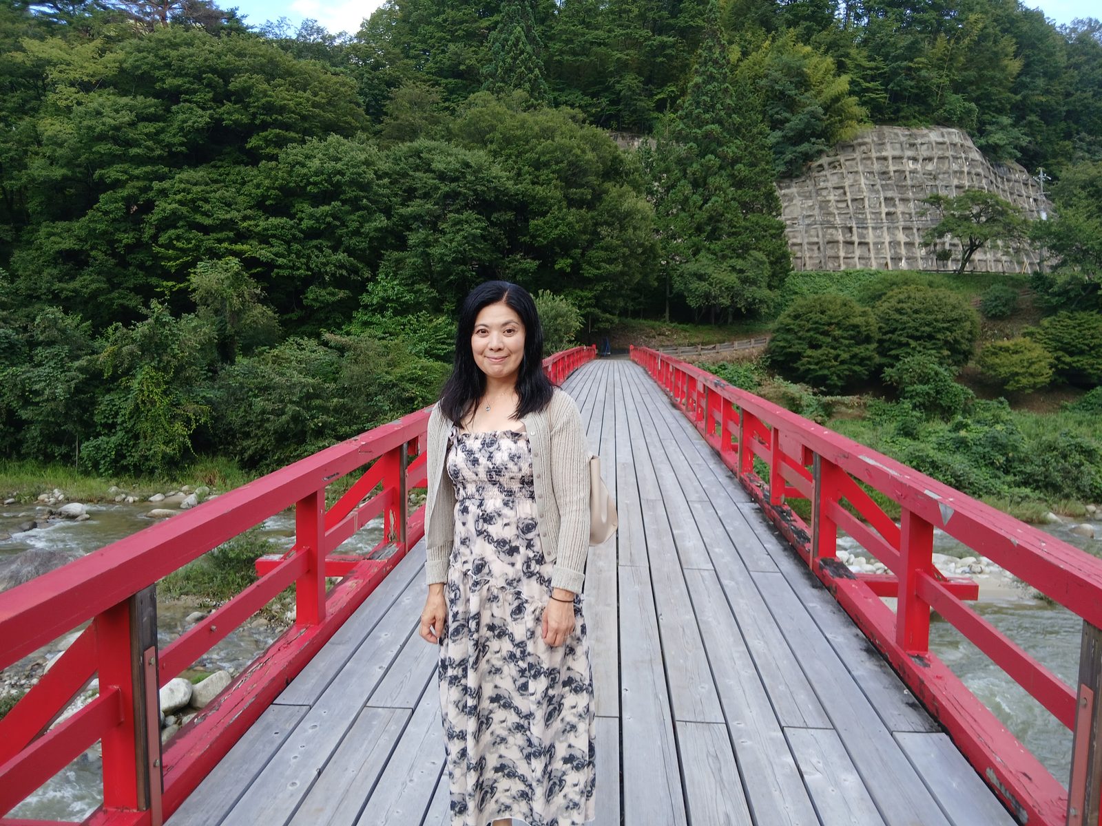 赤い橋の上で