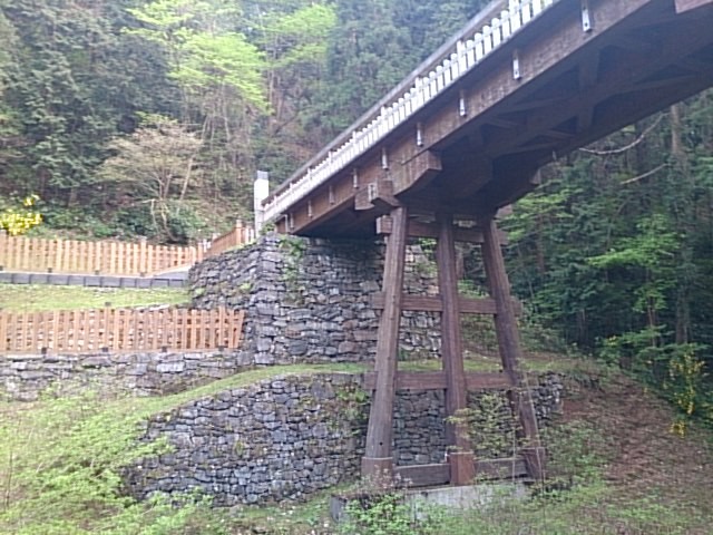 八王子城の曳橋を下から見上げる