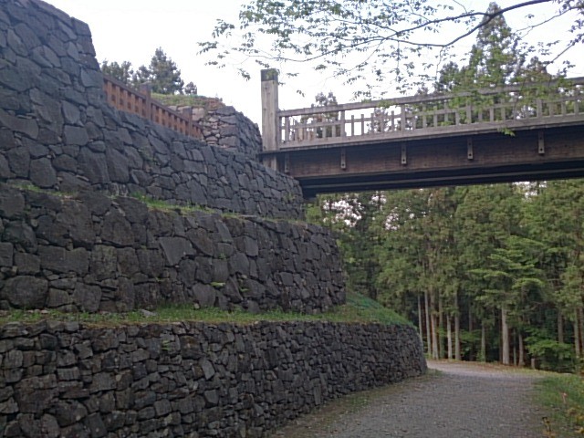 八王子城の御主殿を支える石垣と曳橋