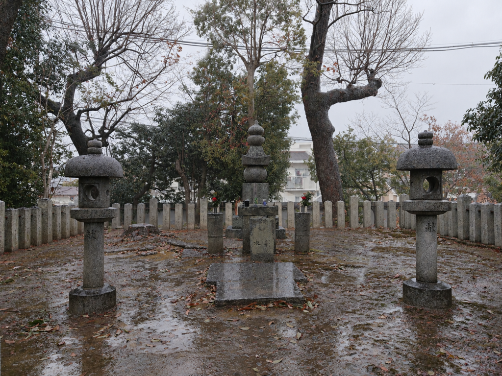 大納言塚の全景と石灯籠