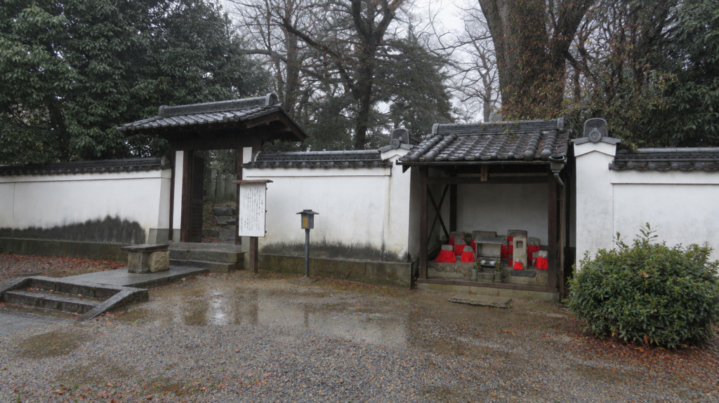 大納言塚の入口の門と説明板