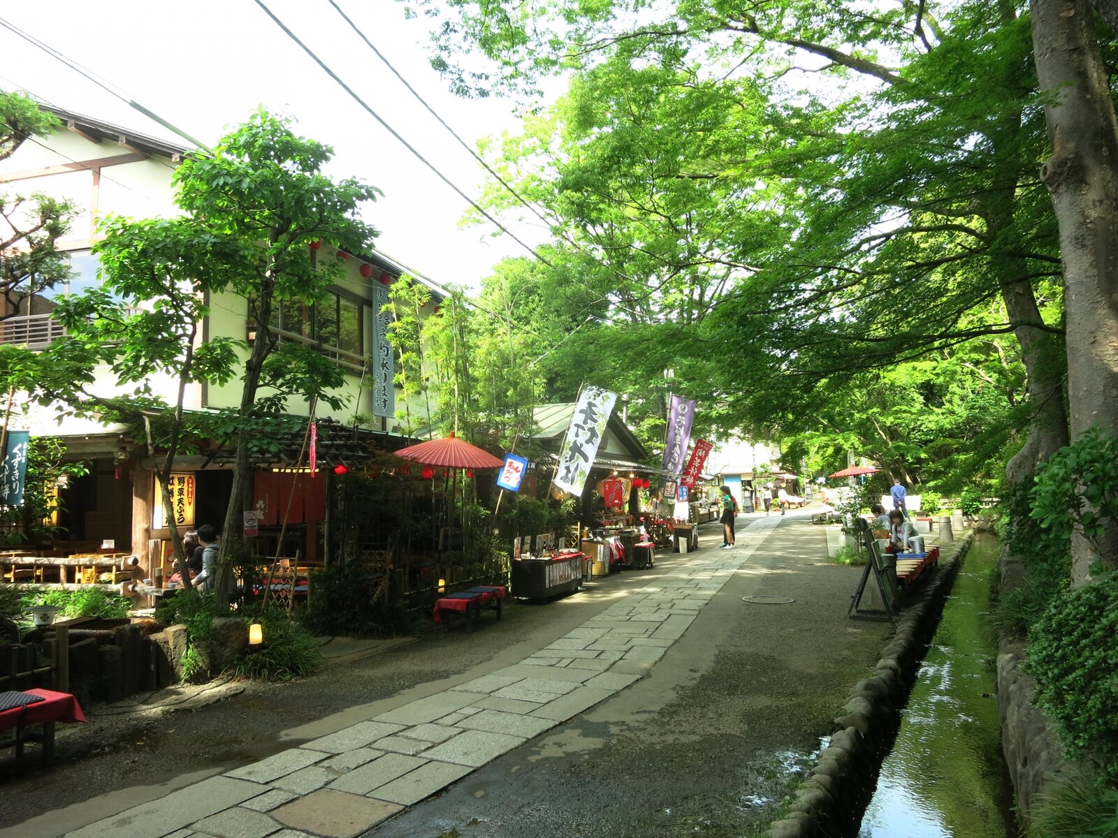小川に沿った深大寺の門前通り