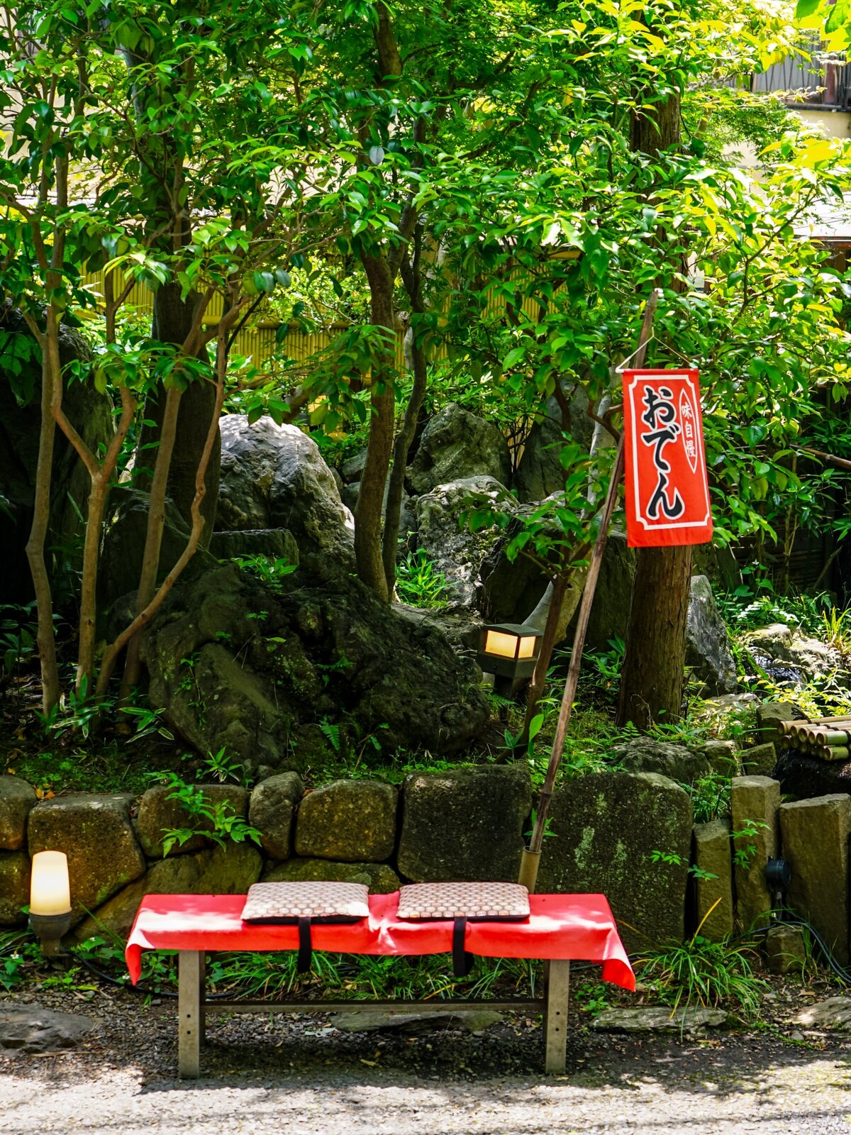 門前の茶屋の縁台。名物のおでん