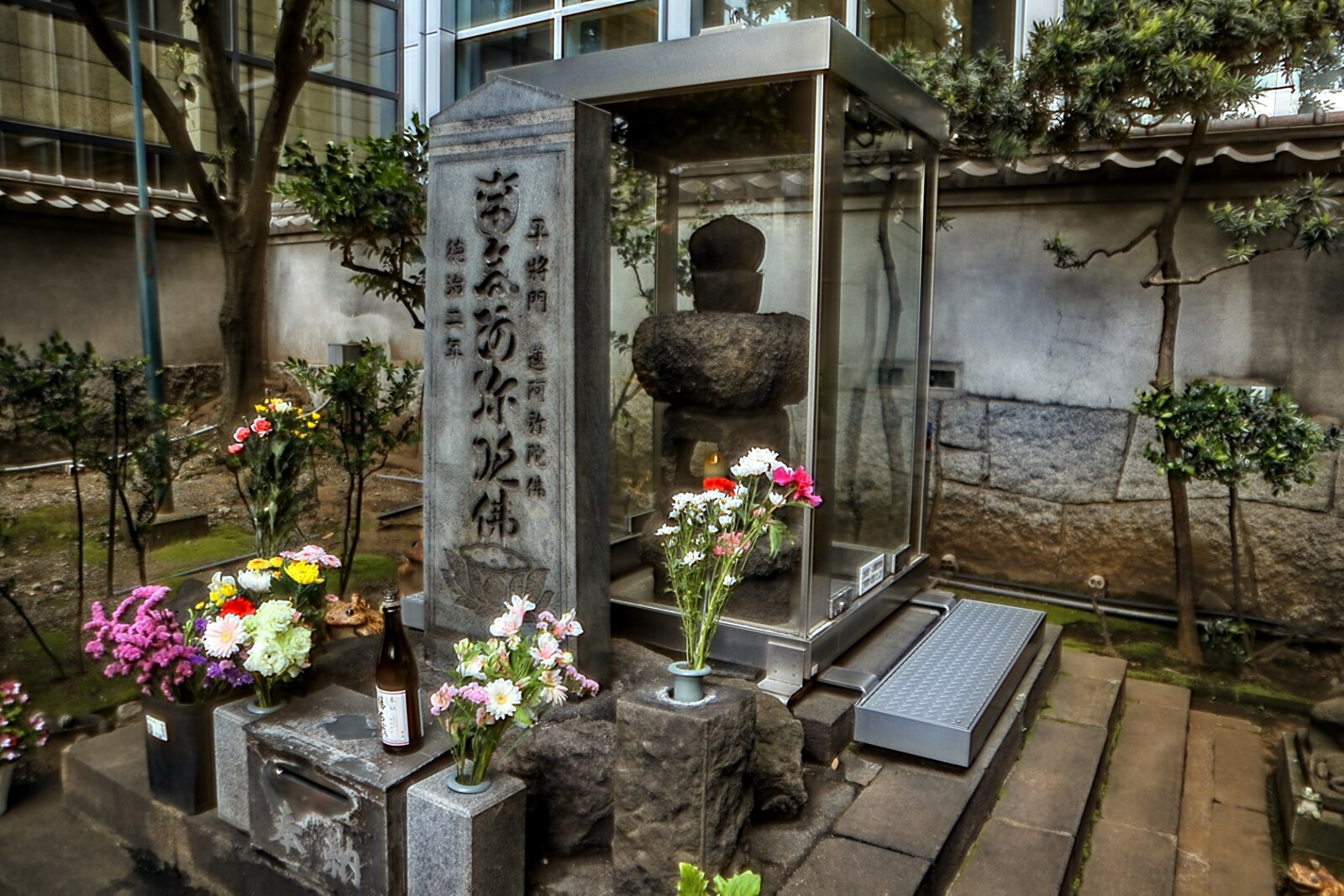 ビルに囲まれて建つ将門塚の石標