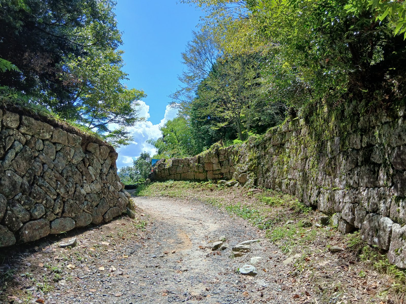 石垣に挟まれた登城路