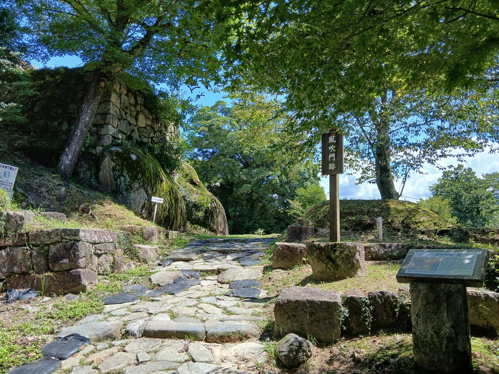 石段と石垣