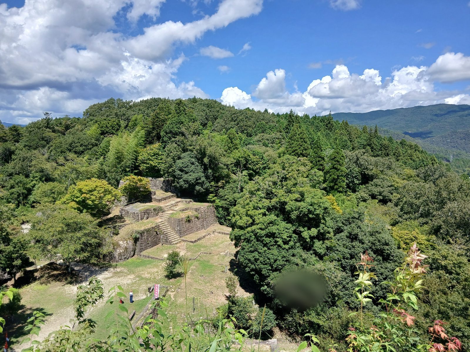 大矢倉跡を見下ろす