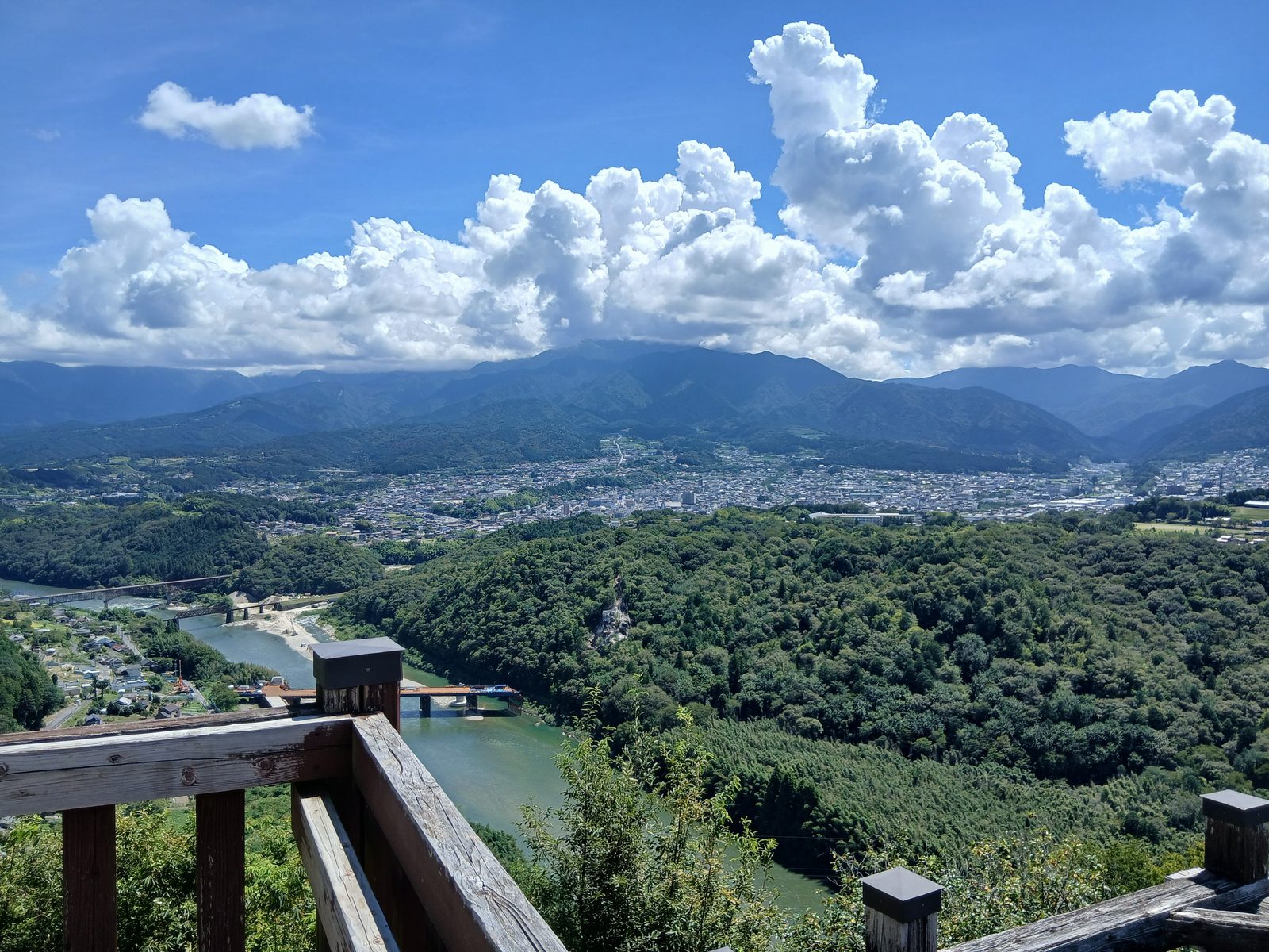 木曽川と中津川の町並み