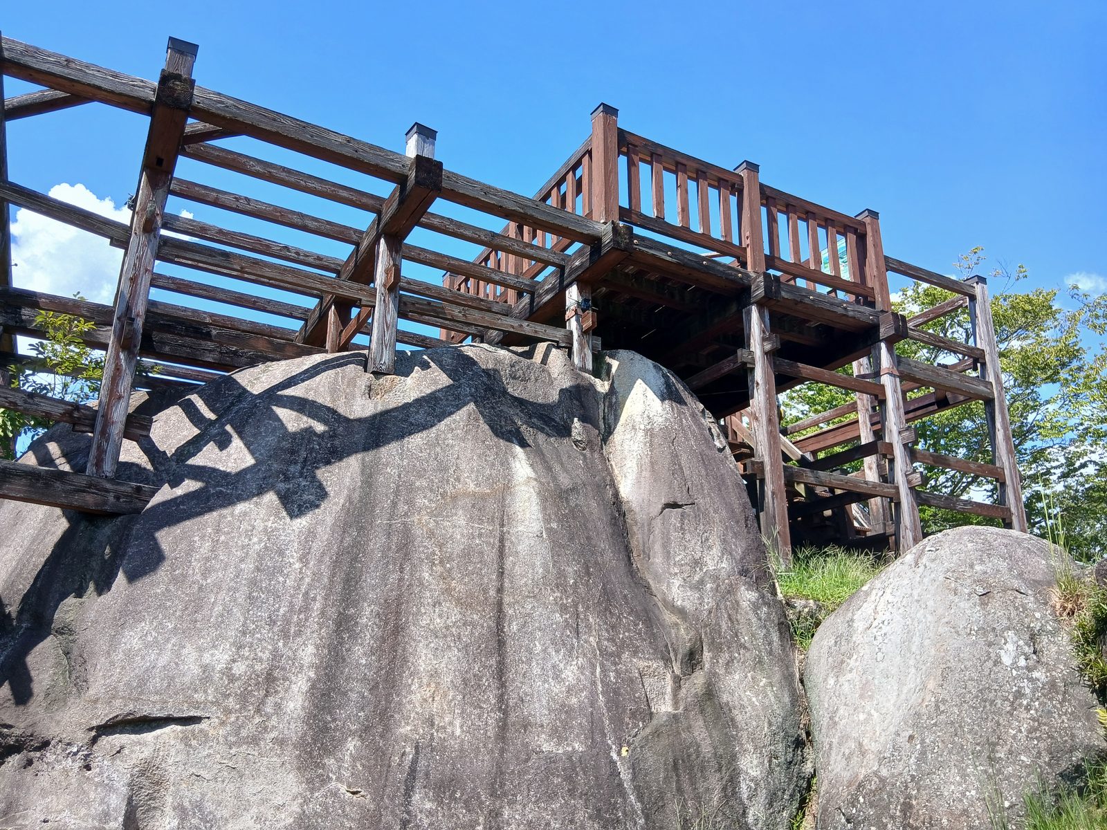 岩と一体になった構造