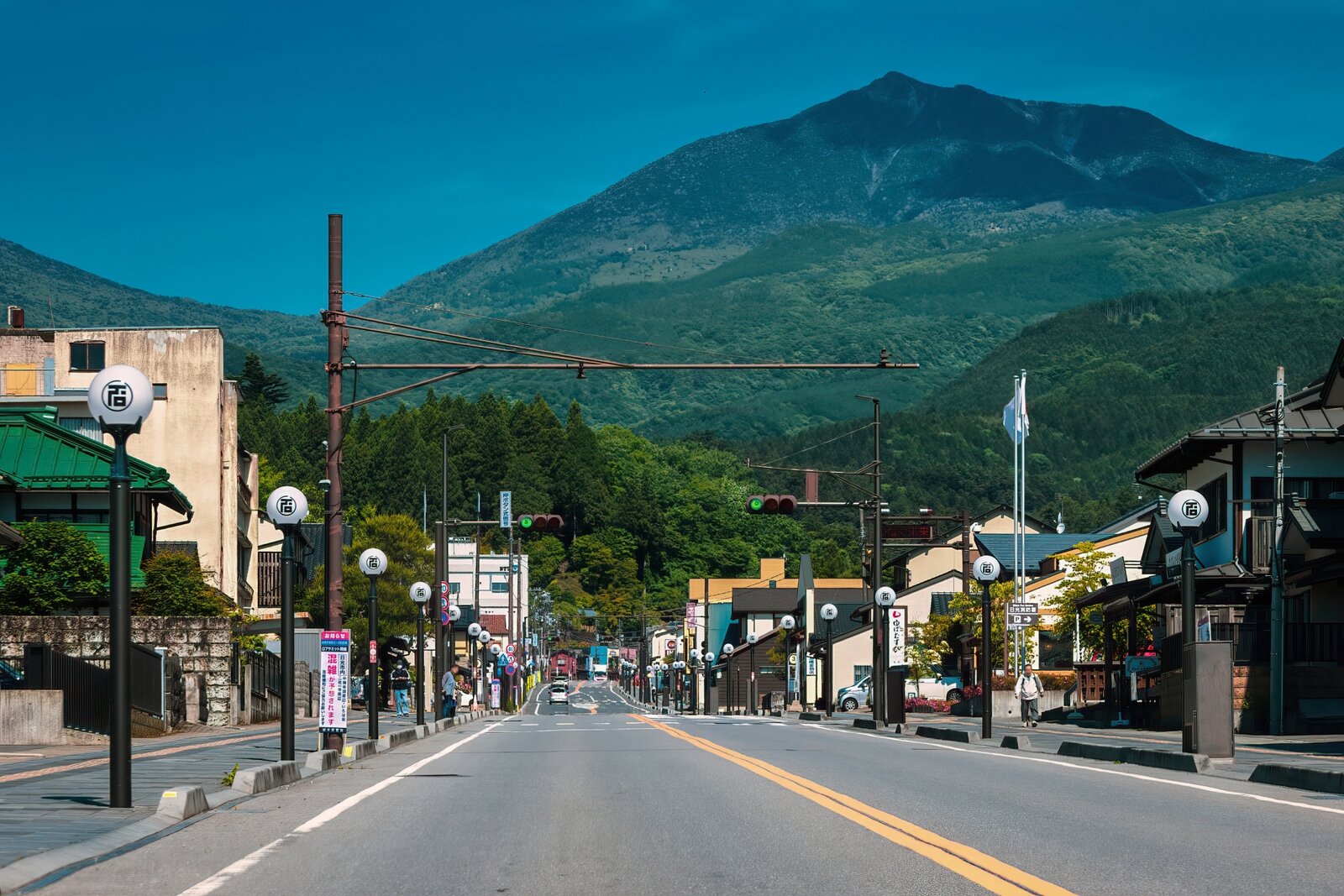 日光の市街地と、その向こうにそびえる男体山