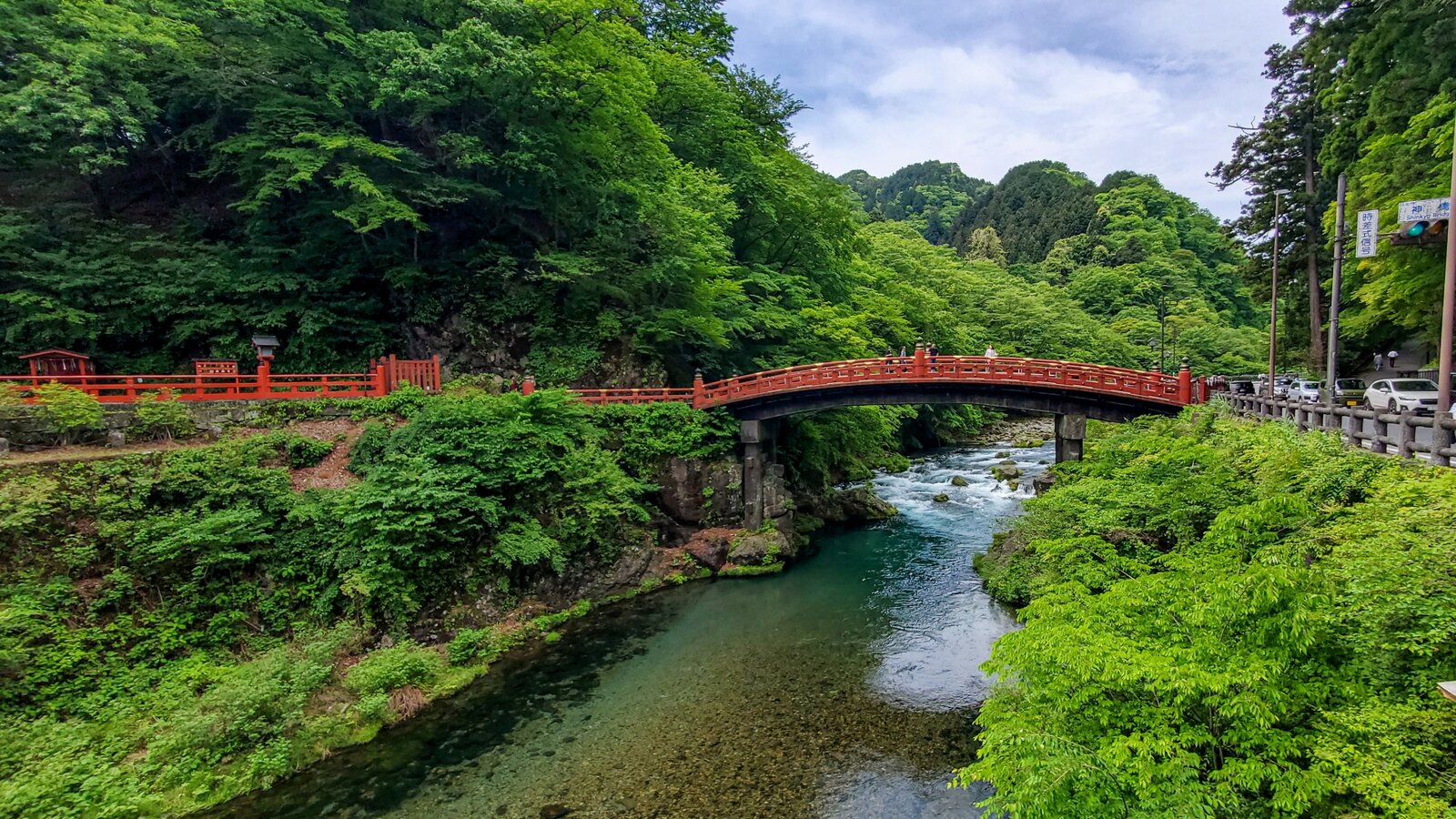 大谷川に架かる朱塗りの神橋