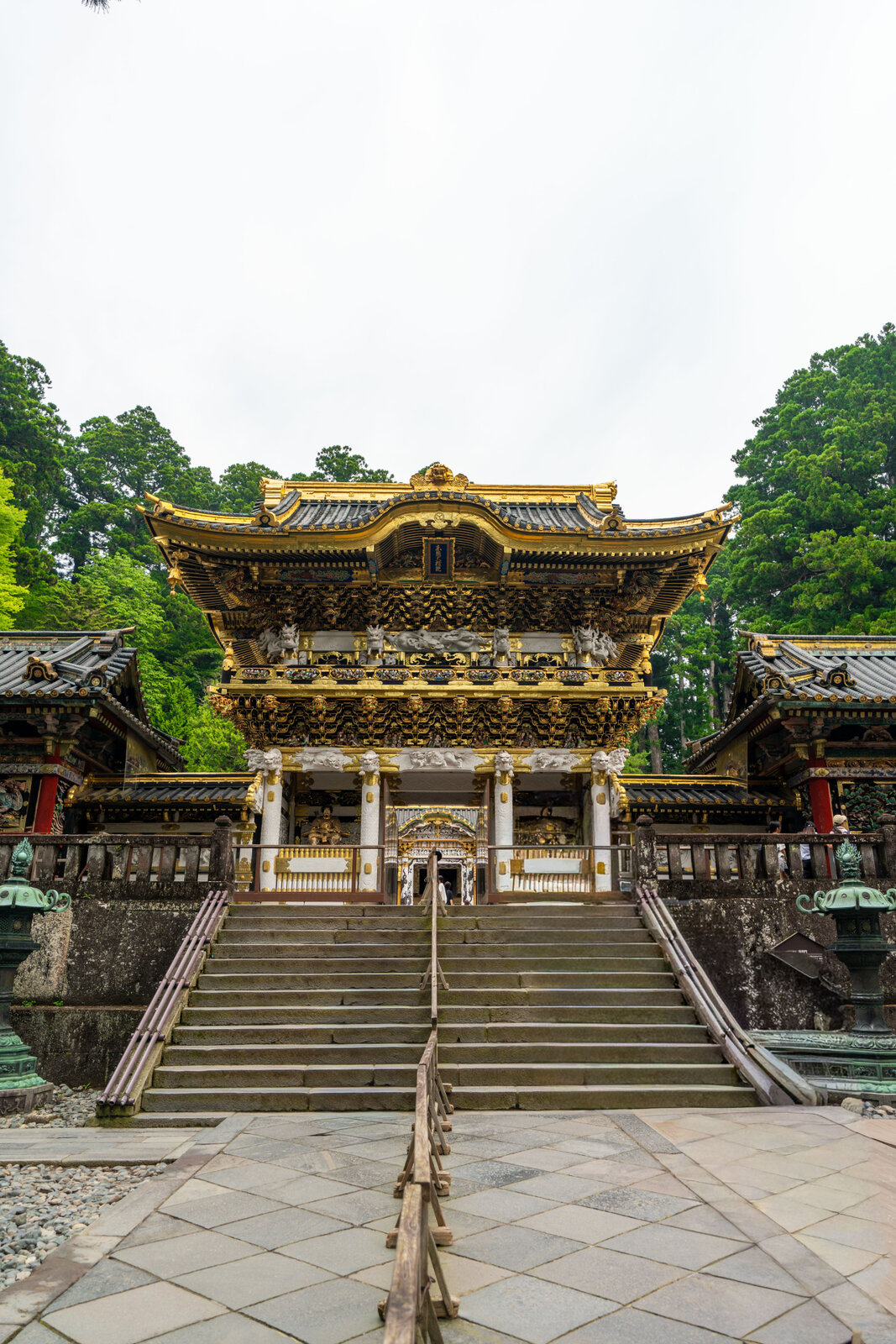 石段の上にそびえる陽明門