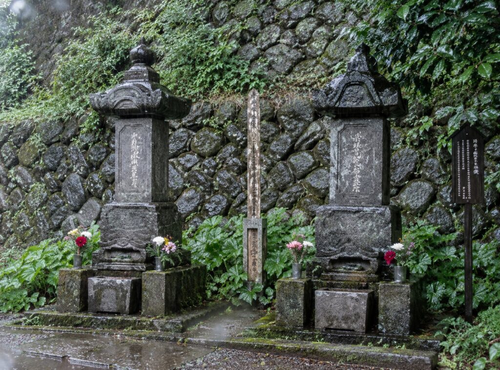 東善寺の境内に並ぶ小栗上野介父子の供養墓
