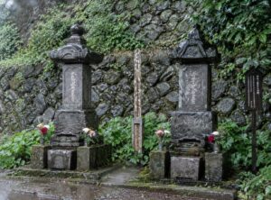 東善寺の境内に並ぶ小栗上野介父子の供養墓