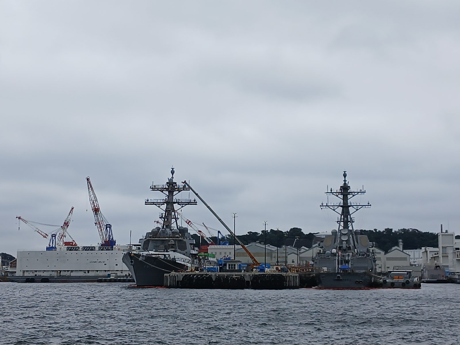 ヴェルニー公園から見た護衛艦