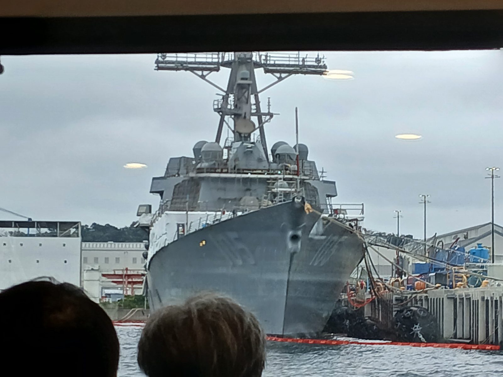 軍港めぐりの船から見た艦艇