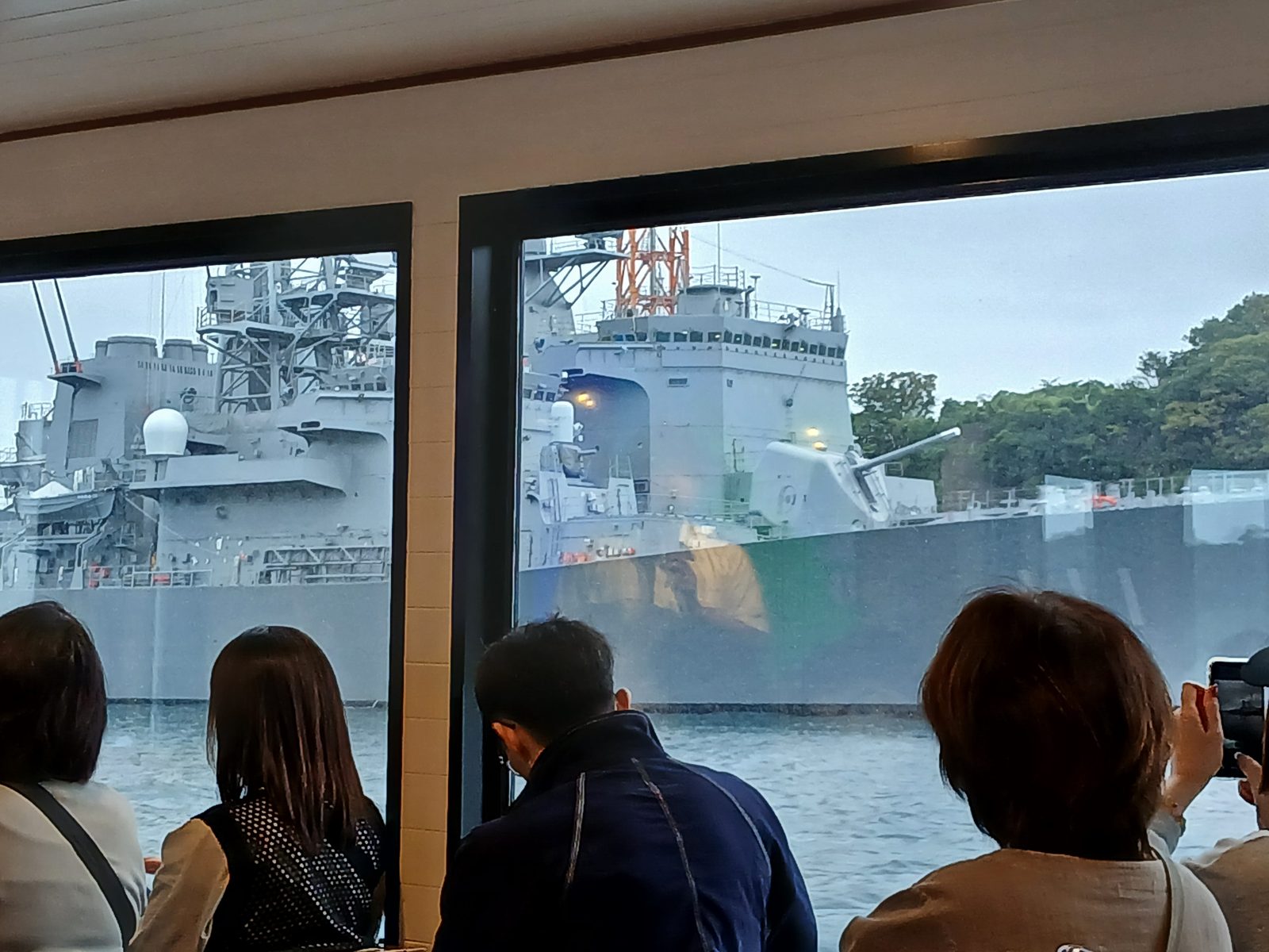 軍港めぐりの船内から見た護衛艦