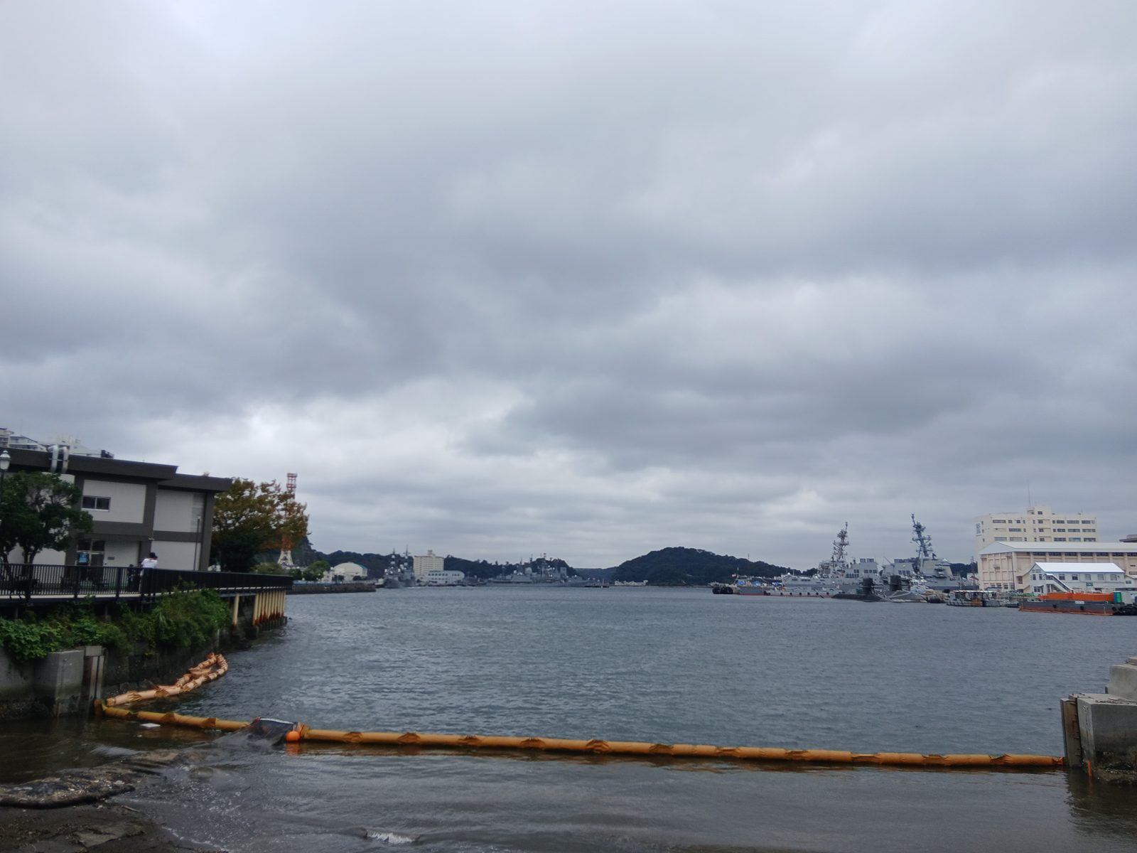 小雨の横須賀本港とヴェルニー公園
