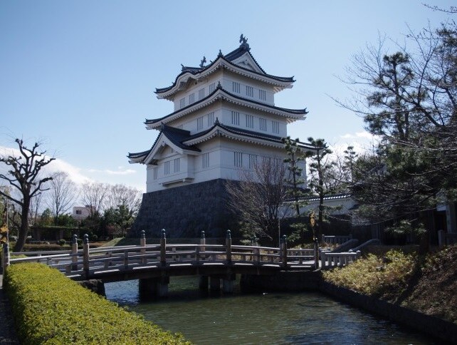 忍城の御三階櫓と、水堀に架かる木橋
