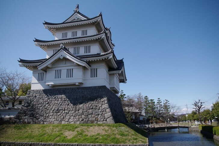 水堀ごしに見上げる忍城の御三階櫓