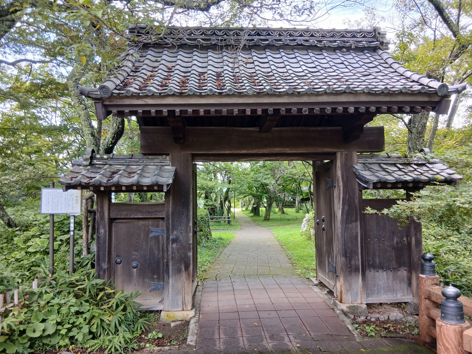 人の絶えた一瞬の問屋門