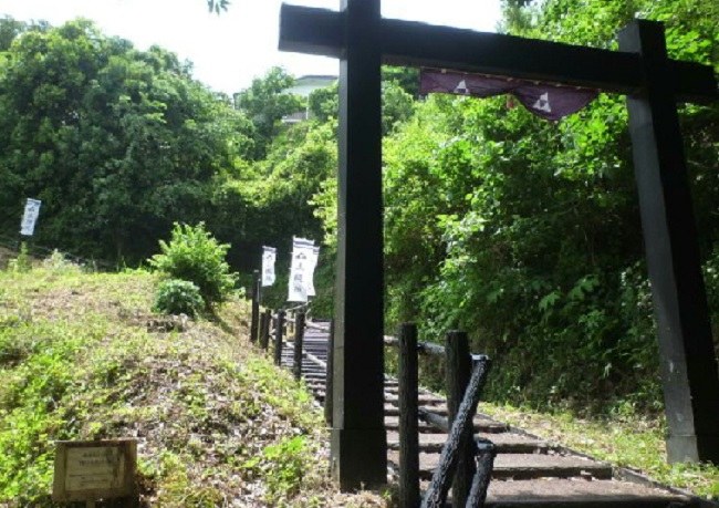 玉縄城跡へ登る石段と鳥居