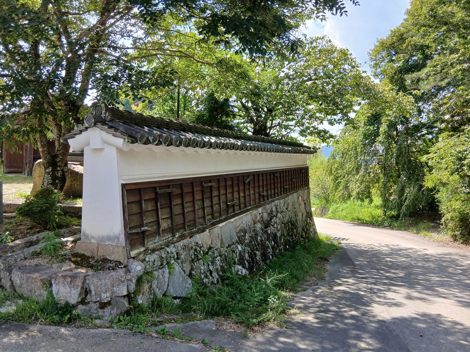 土塀の続く道
