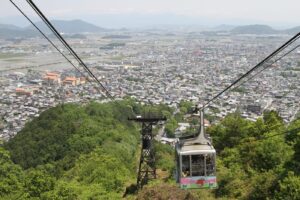 八幡山ロープウェーと近江八幡の町並み