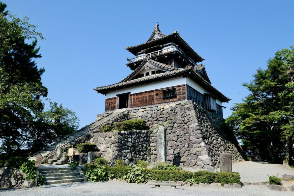 丸岡城の天守と天守台の石垣