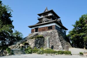 丸岡城の天守と天守台の石垣