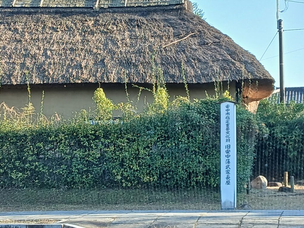 茅葺きの旧安中藩武家長屋