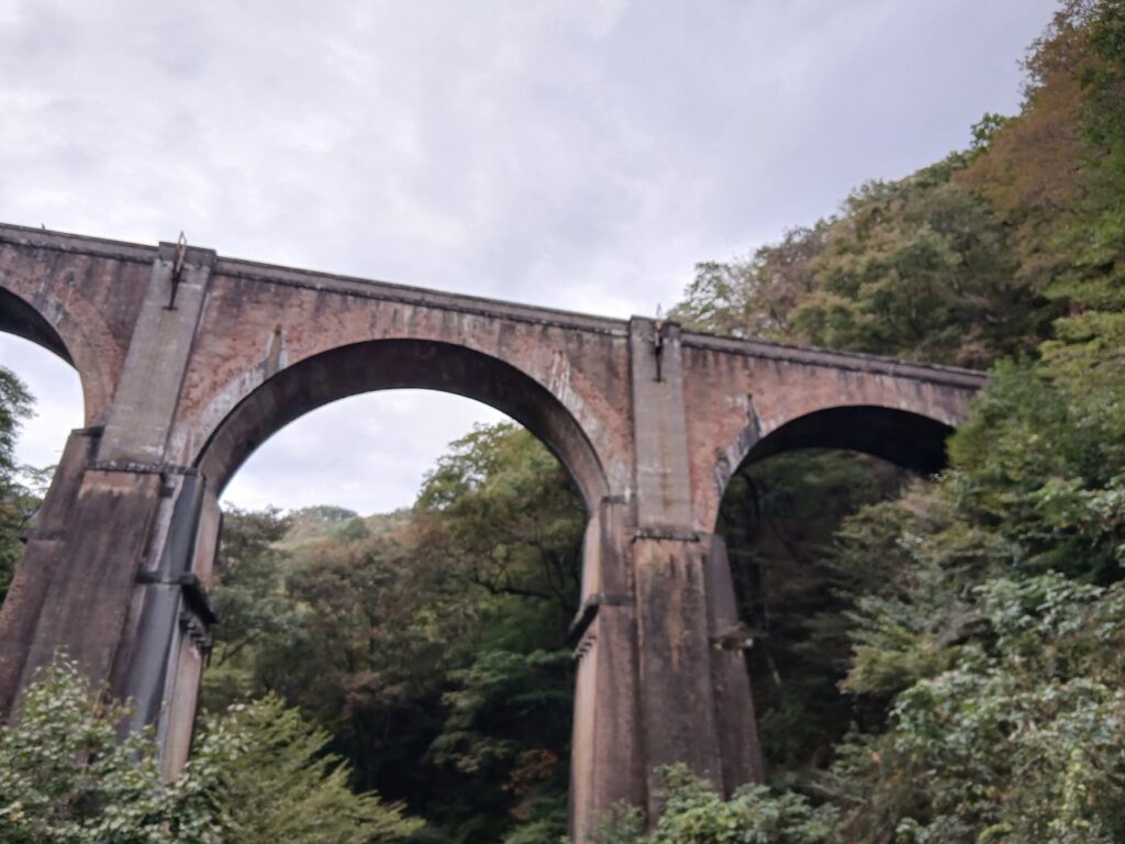渓谷に架かるめがね橋