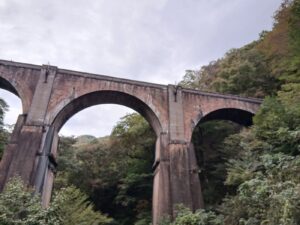 渓谷に架かるめがね橋