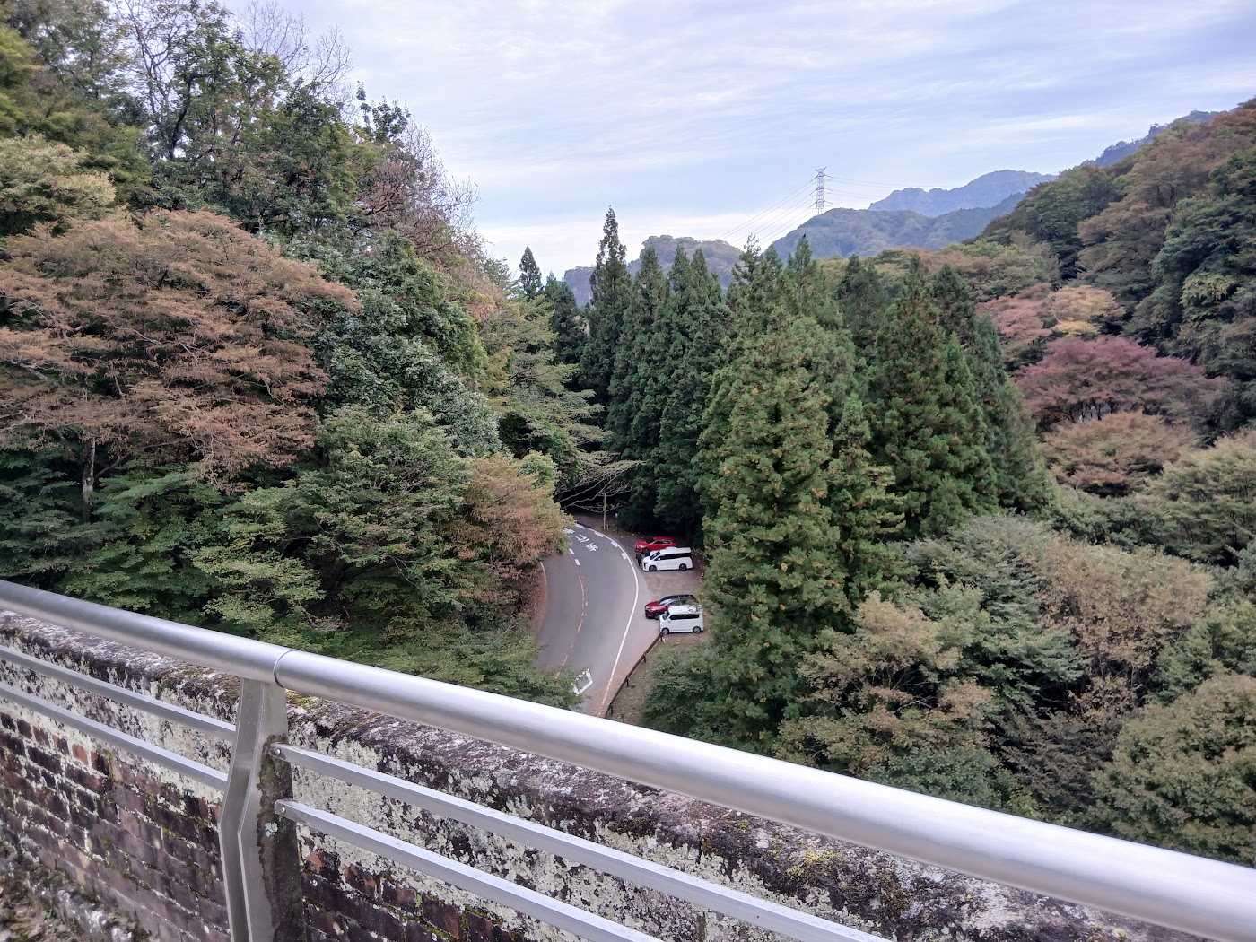 めがね橋の上から見た碓氷の山並み
