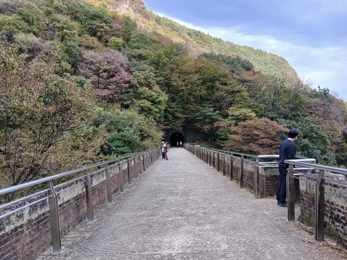 めがね橋の上の遊歩道