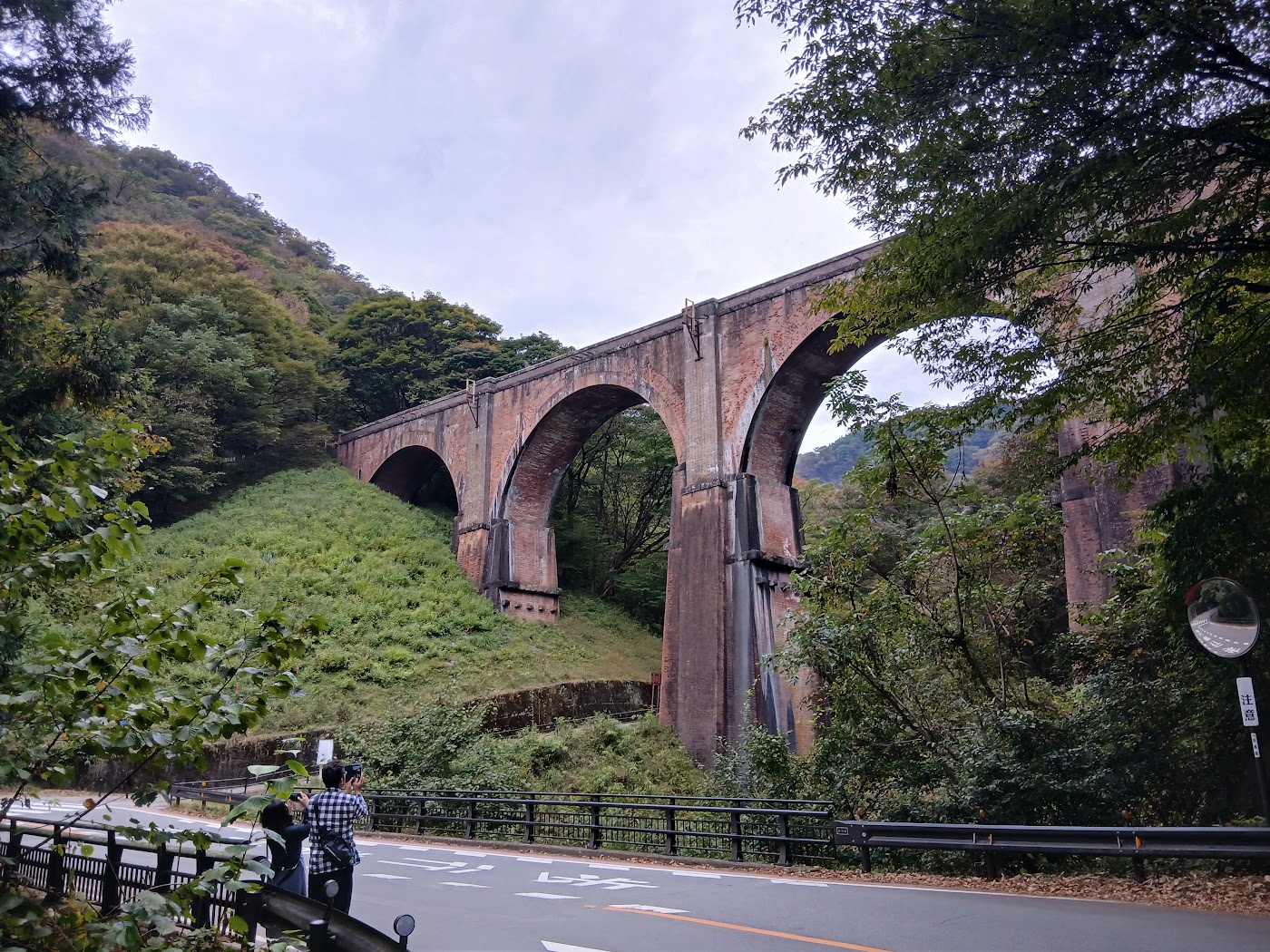 国道から見ためがね橋の全景