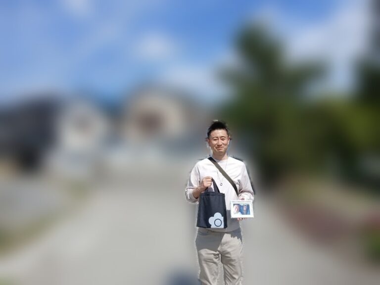 ももの写真と遺骨を持って立つ運営者