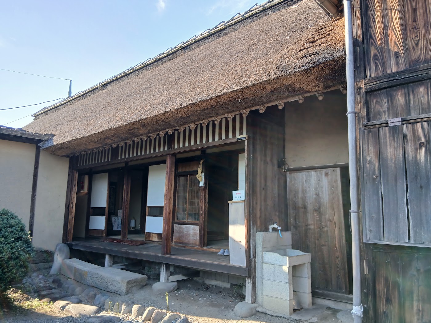茅葺きの新島襄旧宅
