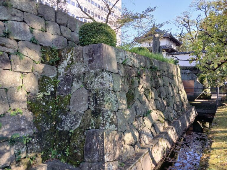 わずかに残る石垣
