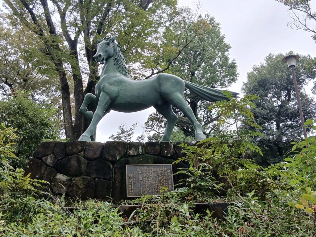 名馬池月の像